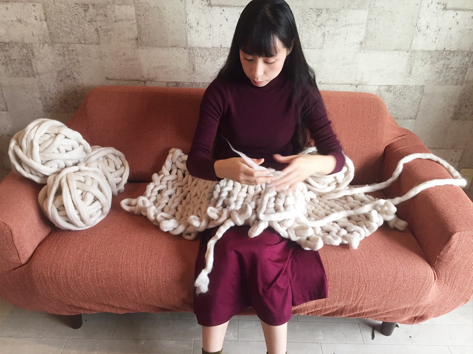 超極太毛糸 わくわく で作る大判ブランケット アームニッティング 腕編み での編み方を解説 ニッティングバード