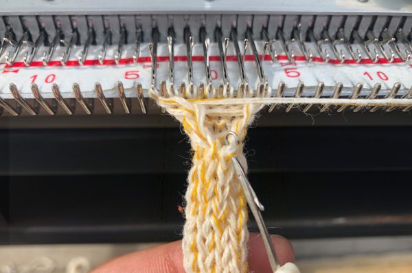 家庭用編み機でリリアン編み 機械で編んで手編み用の極太糸を作ろう ニッティングバード