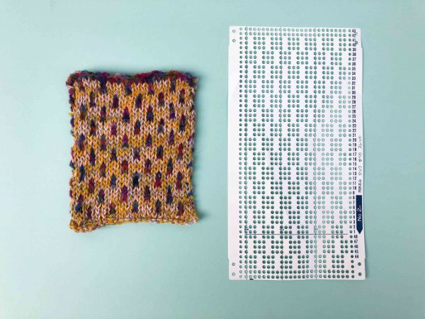 パンチカードを使って編み込み模様を編む方法を学ぶ - ニッティングバード