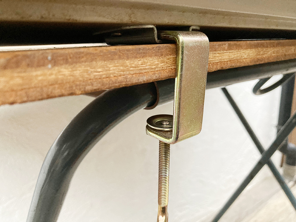 家庭用編み機に適したテーブルと、糸設置の関係性 - ニッティングバード
